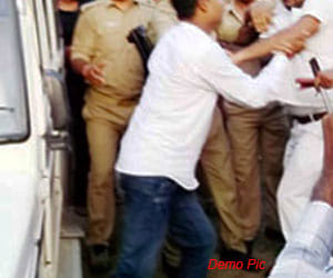 fight between congress and bjp supporters