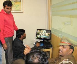 man duped by con at axis bank