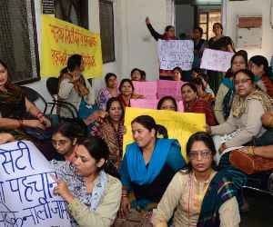 protest_women_lmc_office