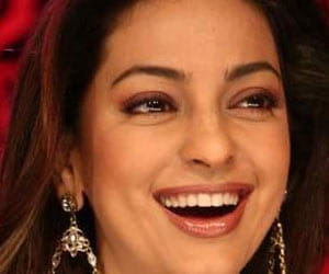 Juhi takes Sukrats help to avoid question on Cleavage issue.