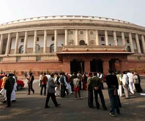 man entered pariament and raises slogan against communal violence bill