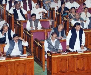 swami prasad maurya plays prank with akhilesh in vidhan sabha