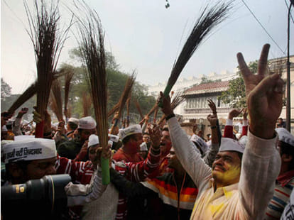who is behind aam aadmi party cap
