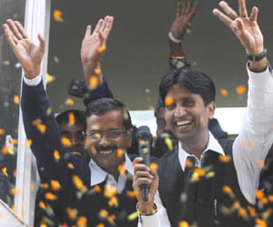 kejriwal to sworn in as cm on saturday in ramlila maidan