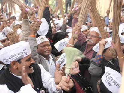 Who gave advise to Modi and Kejriwal