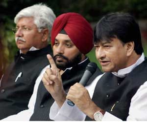 Congress happy with delhi budget