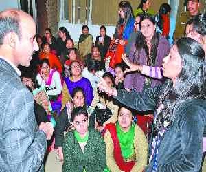 computer teachers strikes for salary