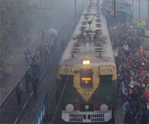 due to reason of heavy fog, many trains late