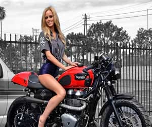bike stuntman in yamuna expressway, car drivers irritates