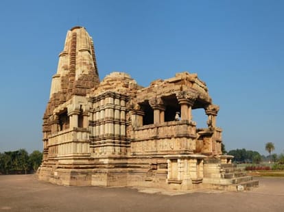tallest temple than qutub minar in up