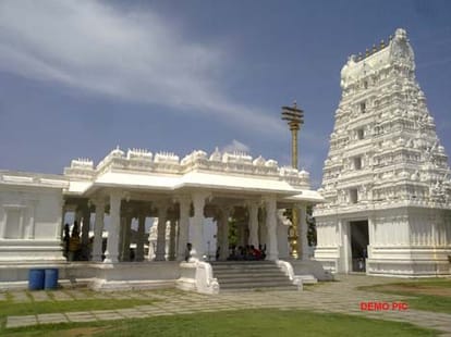 tallest temple than qutub minar in up