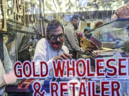 Robbers loot jewelry shop