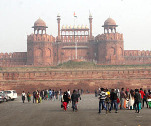 Shahjahan was built Lal Kila for protecting delhi to invaders