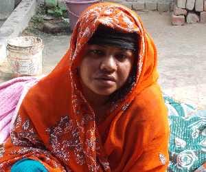 brave lady fought with thieves