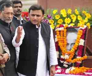 parties politicising relief camps, akhilesh says