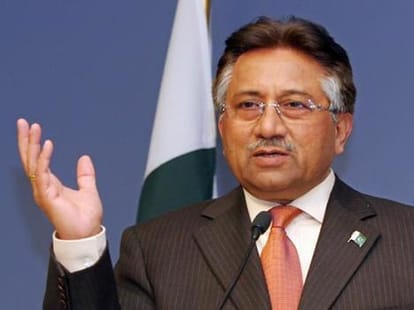 Musharraf In trouble, rakes up Kashmir