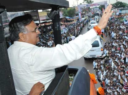 Akhilesh reduces cars in his convoy