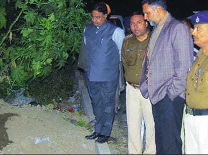 robbery shoots contractor and employee and looted eight lakh