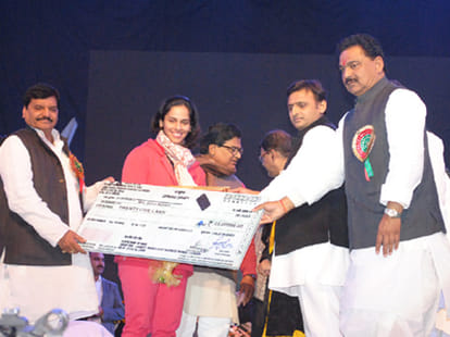 family drama of mulayam in saifai mahotsav