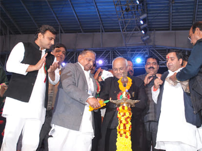 family drama of mulayam in saifai mahotsav