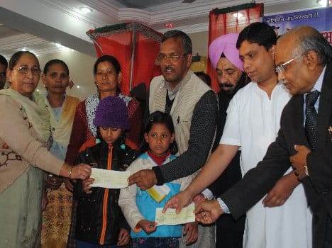sarabjeet sister and wife honoured in dehradun