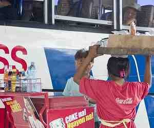 illegal vendors in kaiserbagh bus stand