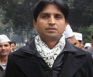 aap activists beat media