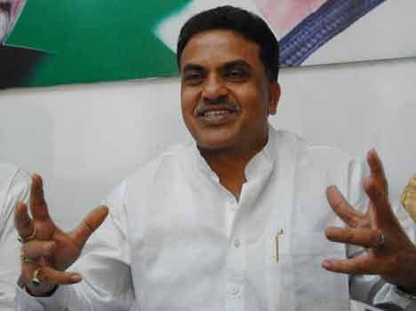 Congress split on their leader anniversary 