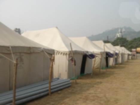 flood effected people live in tent
