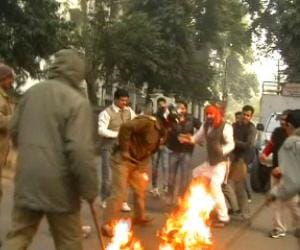 anti corruption agitation gets ugly in lucknow
