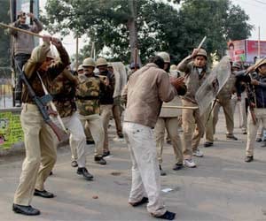 Again clash between student police in allahabad university