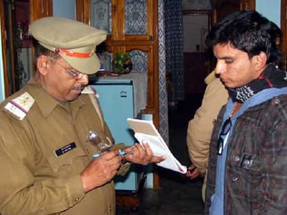 robbery shoots contractor and employee and looted eight lakh