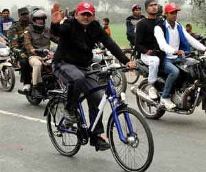 Akhilesh reduces cars in his convoy