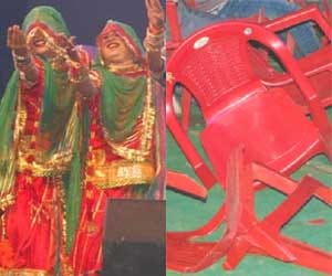 saifai mahotsav lathicharge in nautanki