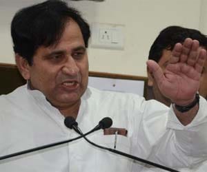 Shakeel ahmad states modi as 'bada kejriwal'