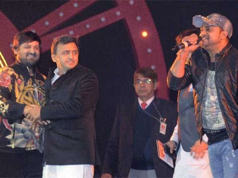 aap leader kumar vishwas criticism akhilesh saifai mahotsav