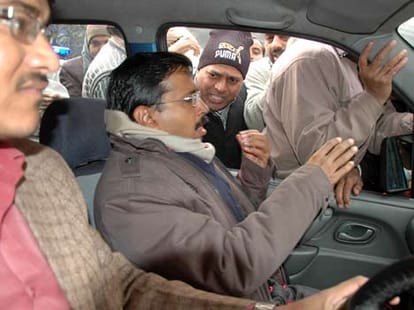 arvind kejriwal tweets on security issue