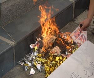 two sister burn 17 lakh rupee