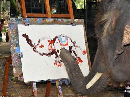 Elephant paints amazing self-portraits