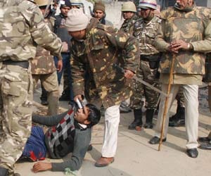 police lathi charge in salempur