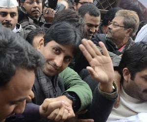 congress fails to protest, vishwas wins amethi