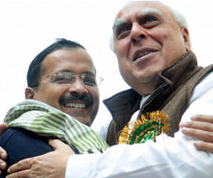 Kapil sibbal and arvind kejriwal hugged each other