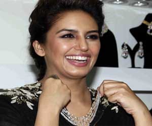 huma qureshi embarrassing with this incident
