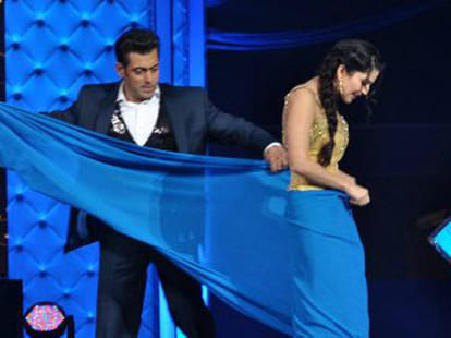  Salman gives saree draping tips to sunny Leone