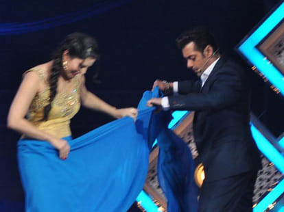 Salman gives saree draping tips to sunny Leone