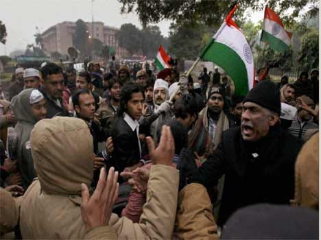 arvind kejriwal's dharna takes ugly turn in delhi, police lathicharged protestors