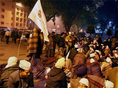 arvind kejriwal's dharna takes ugly turn in delhi, police lathicharged protestors