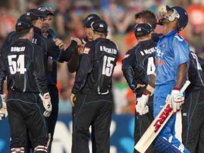 read last five over in auckland ODI 