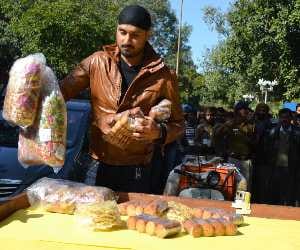 cricketer Harbhajan sold Biscuits on STREET