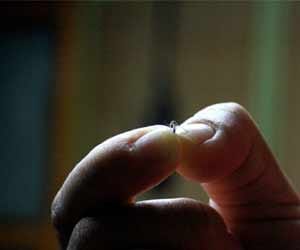 up policemen on duty to kill mosquitoes